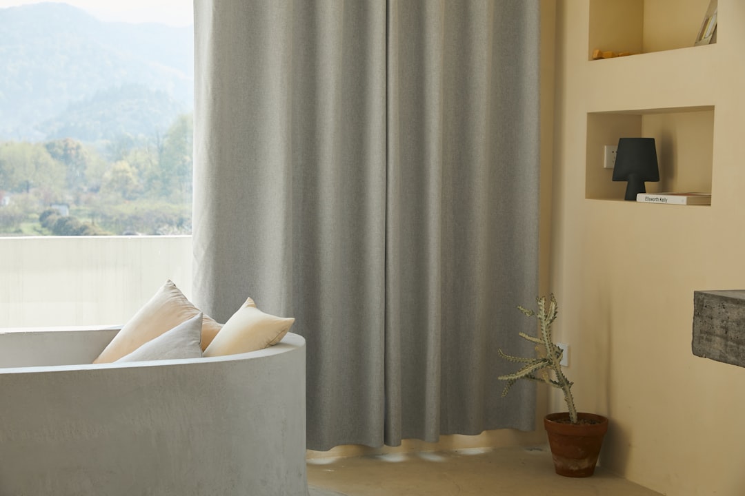 Thermochromische gordijnen veranderen kleur bij warmte.