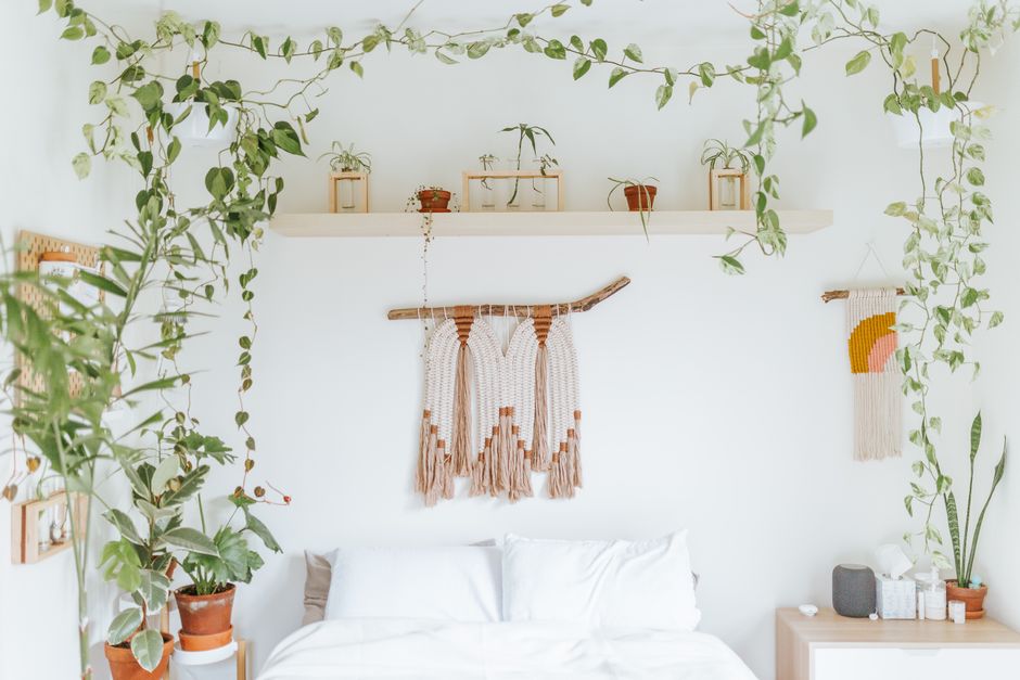 Planten in slaapkamer met natuurlijke materialen.