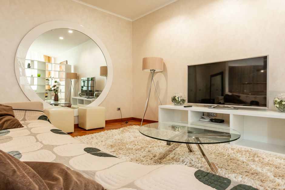 Slaapkamer met frisse witte decoratieve accenten.