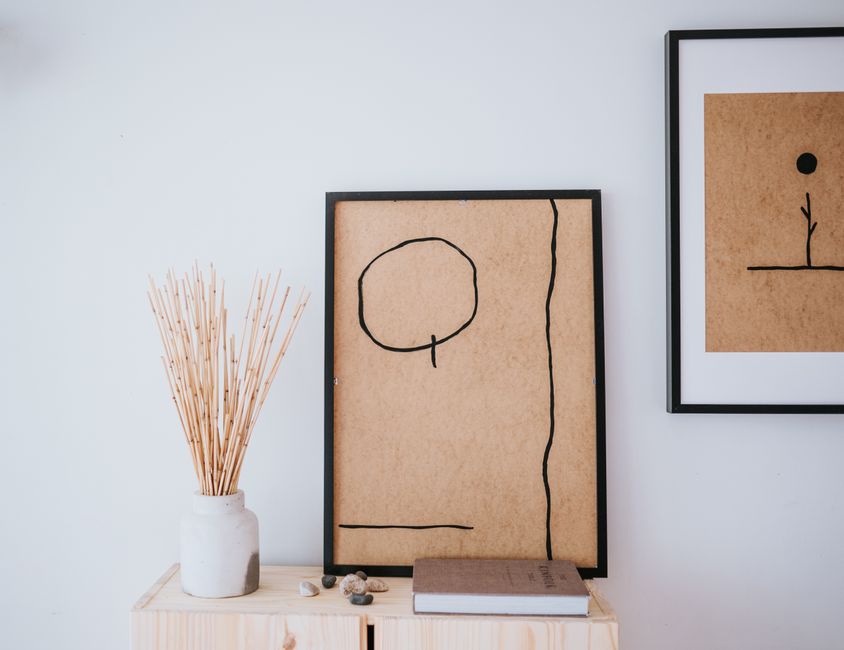 Japandi woonkamer met lichte houten elementen.