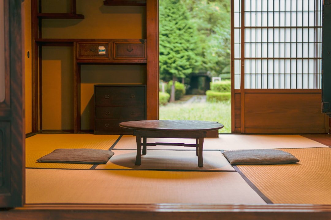 Scandinavisch minimalistisch interieur met Japanse details.