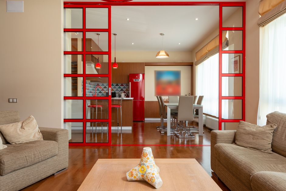 Kleurrijk kamerscherm in moderne woonkamer.