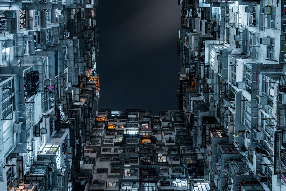 Strakke, minimalistische woonkamer in moderne cyberpunk stijl.