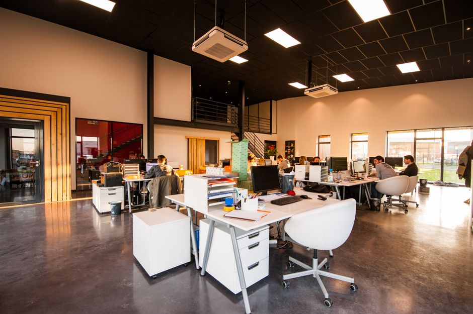 Creatieve brainstormsessie op buitenwerkplek.