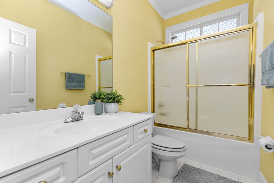 Gastentoilet met trendy okergele accentmuur. Gastentoilet met trendy okergele accentmuur.