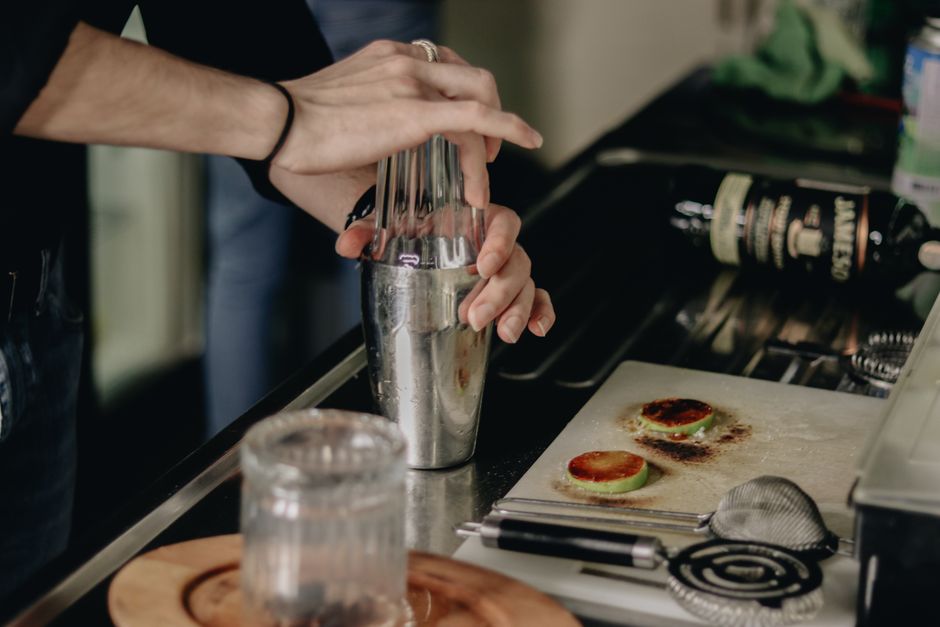 Zonnige zomercocktail workshop met kleurrijke drankjes.