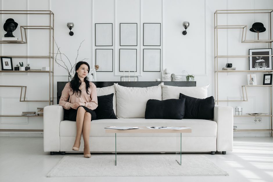 Eenvoudige slaapkamer met witte en groene accenten.