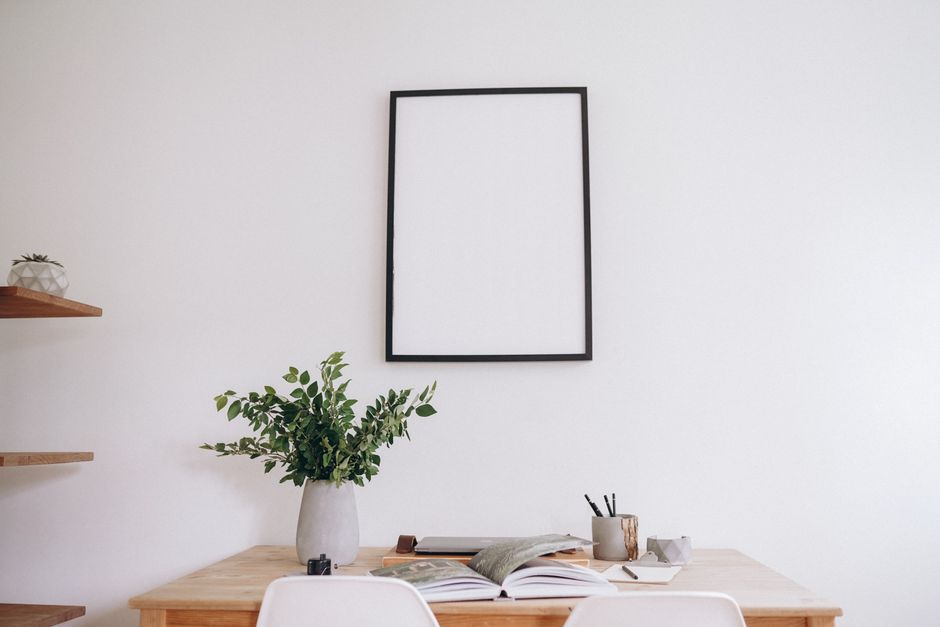 Minimalistisch ingerichte woonkamer met natuurlijke tinten.