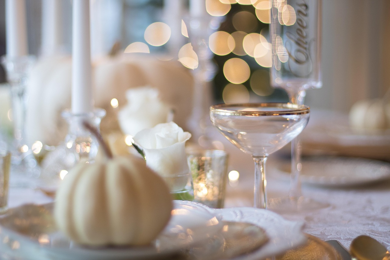 Versierde tafel met eetbare herfstbladeren en noten. Versierde tafel met eetbare herfstbladeren en noten.