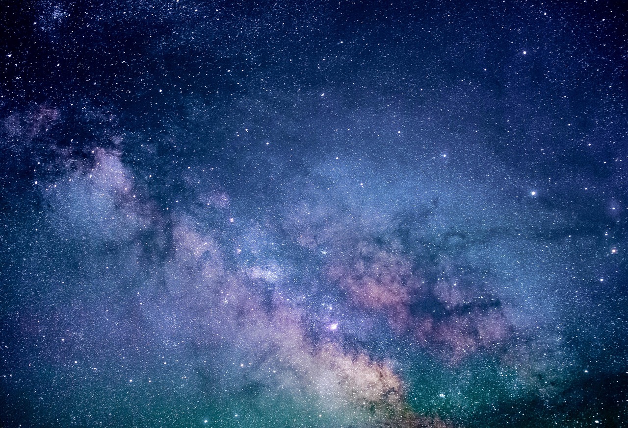 Sfeerbeeld van eetkamer met fotobehang op maat installeren. Sfeerbeeld van eetkamer met fotobehang op maat installeren.