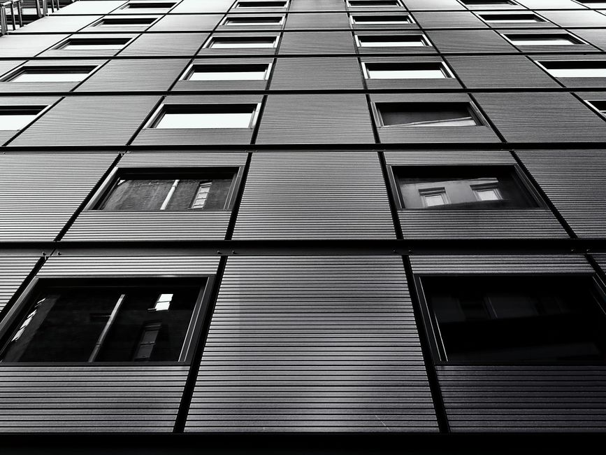 Geïsoleerde kunststoframen in stedelijke woning.