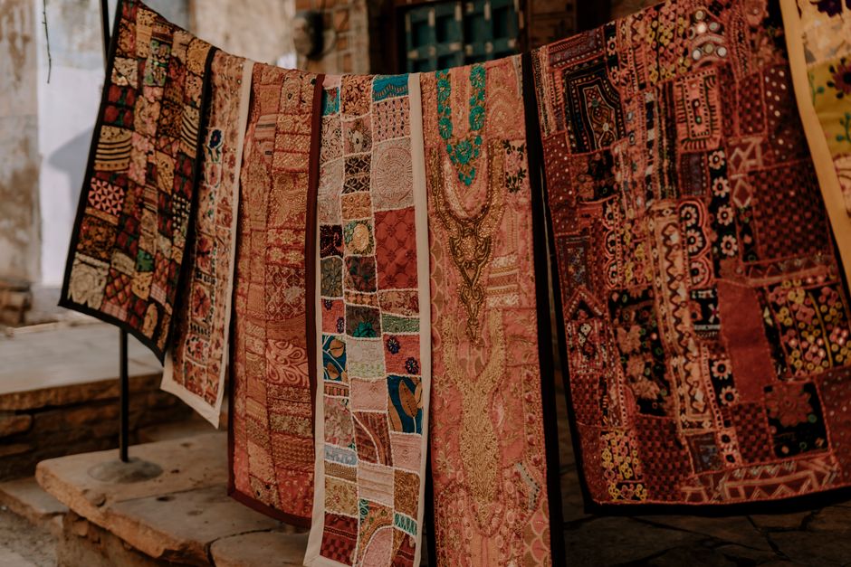 Traditioneel wandtapijt in sfeervol herfstinterieur. Traditioneel wandtapijt in sfeervol herfstinterieur.