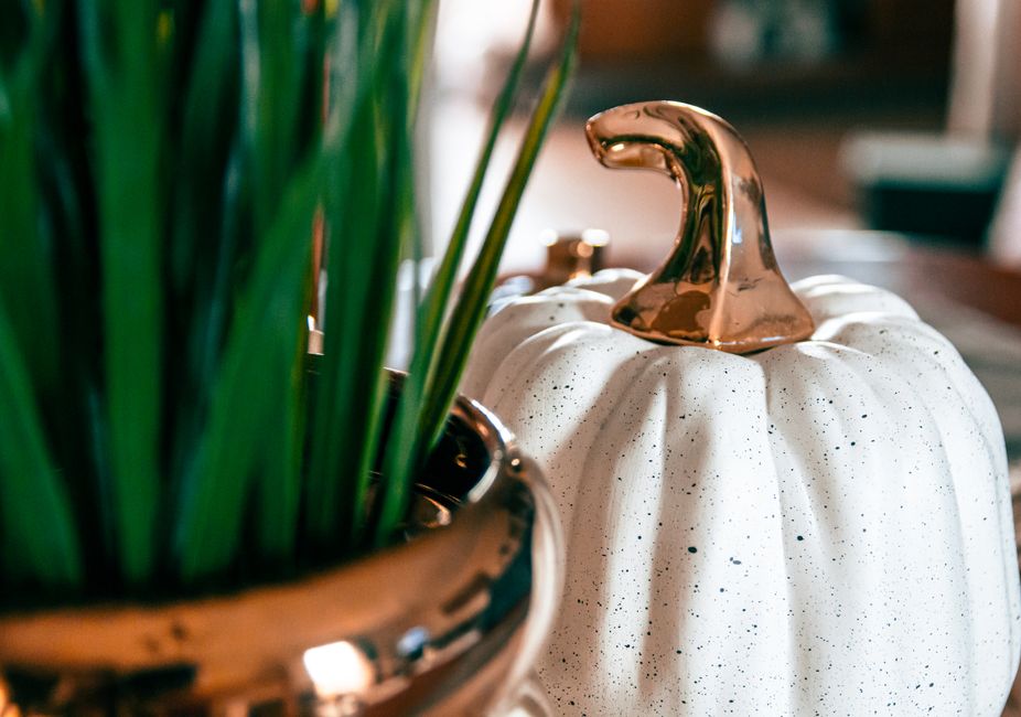 Wijnflessen en herfstbladeren op een houten tafel. Wijnflessen en herfstbladeren op een houten tafel.
